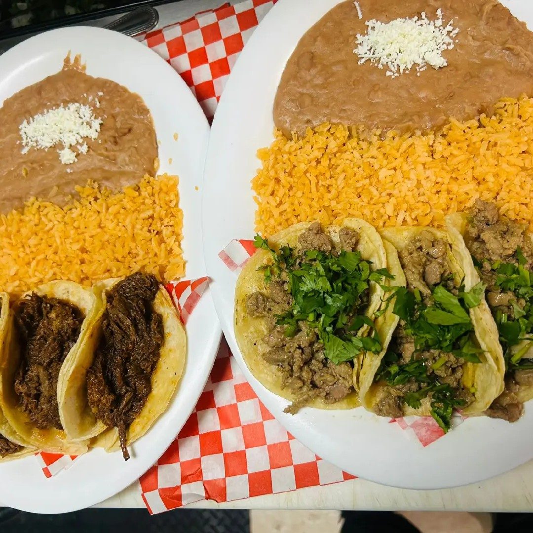 Tacos con Arroz y Frijoles.